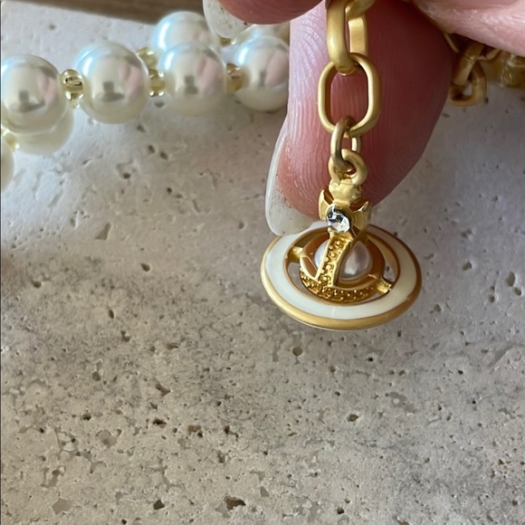 VIVIENNE Westwood Elegant Gold and Cream Pearl Necklace - Picture 5 of 7